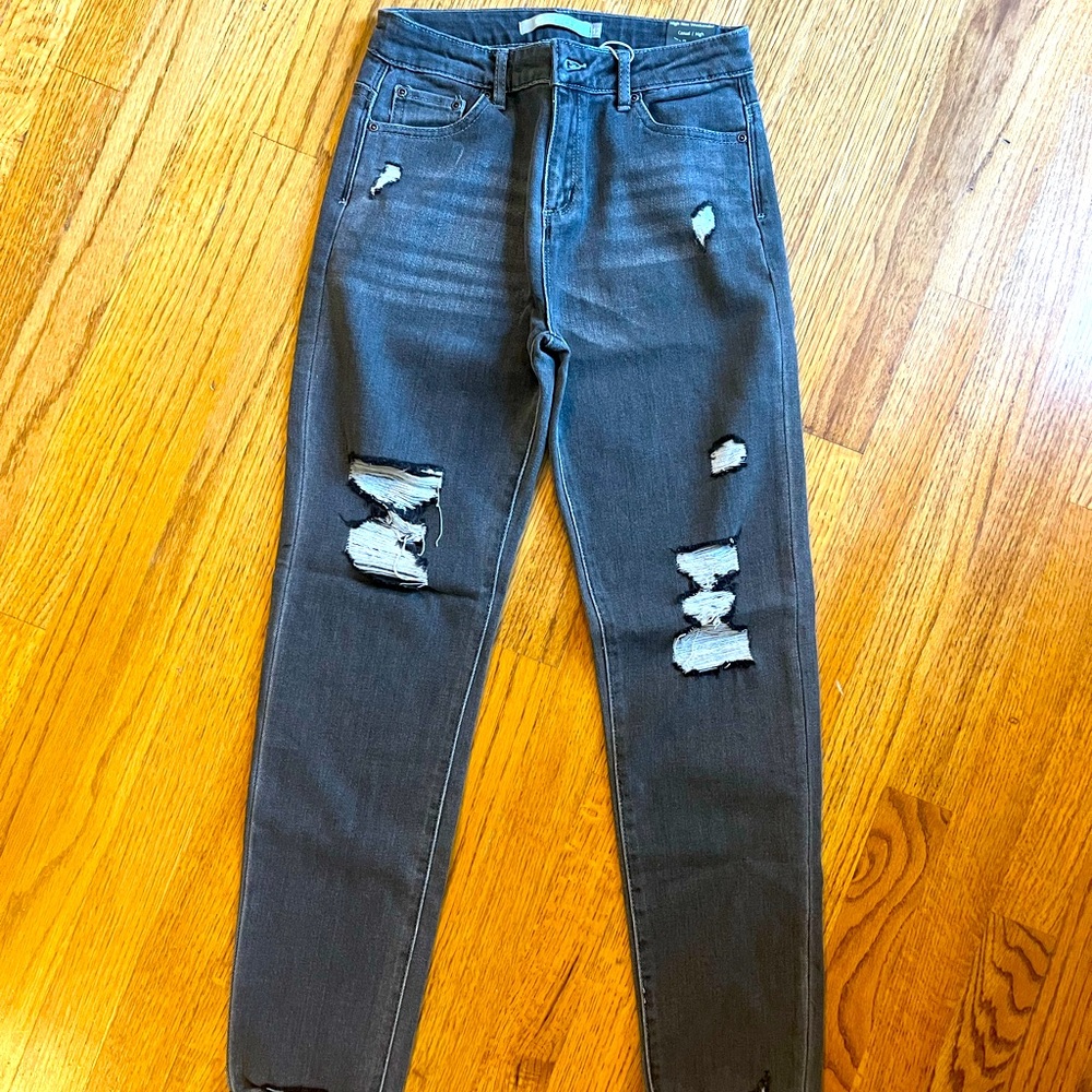New with Tags! Tractr Black distressed jeans
